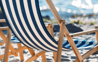 liegestuhl am strand in den farben der firma kimpel